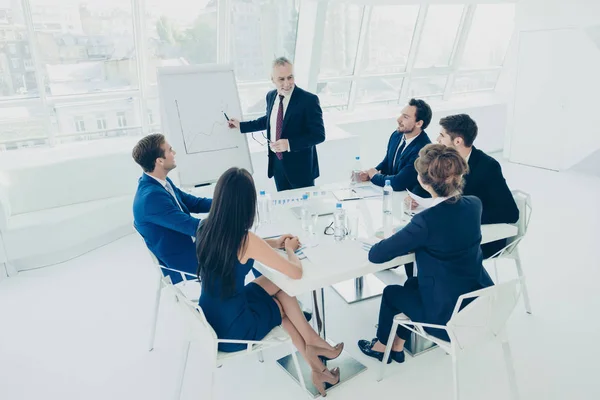 Socio de negocios sénior cerca de pizarra que habla sobre finanzas — Foto de Stock