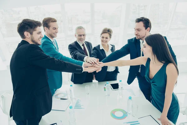 Grupo de empresários unindo as mãos e representando amigos — Fotografia de Stock