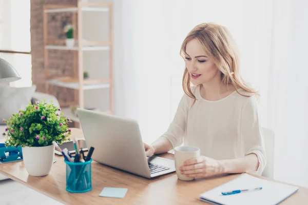 Feliz mulher bonita trabalhando com computador beber café — Fotografia de Stock