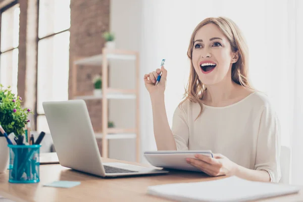 Mujer bonita feliz teniendo una idea de resolver el problema —  Fotos de Stock