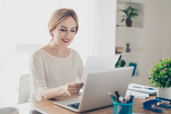 Glada vackra kvinna läser projekt arbetar med dator — Stockfoto