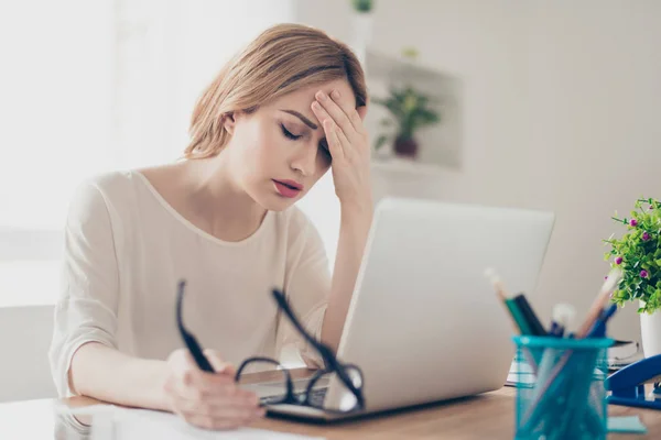 Mujer de negocios sobrecargada de trabajo que sufre de dolor de cabeza y pensamiento ho — Foto de Stock