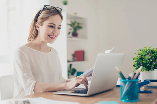 Mujer bonita feliz con gafas proyecto de lectura trabajando con com —  Fotos de Stock