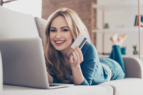 Happy young cute pretty woman showing credit card and doing inte — Stock Photo, Image