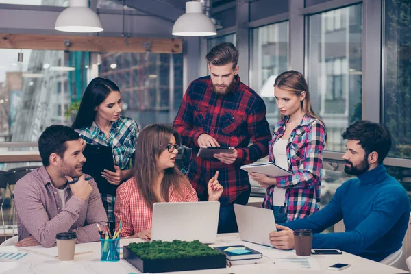 Junge Kollegen diskutieren die wichtigsten Präsentationspunkte für Busi — Stockfoto