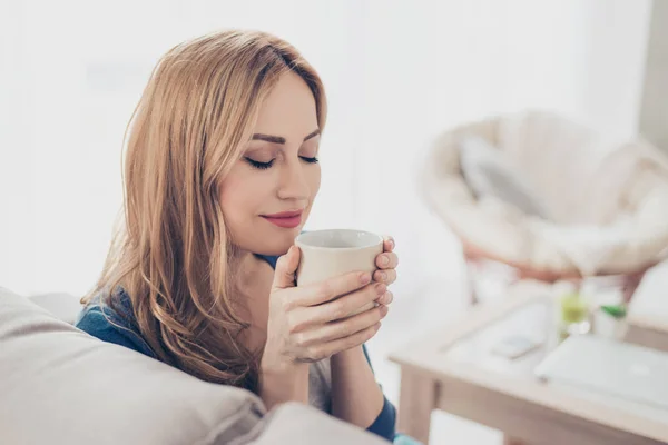 Joven linda mujer disfrutando del café en la mañana — Foto de Stock
