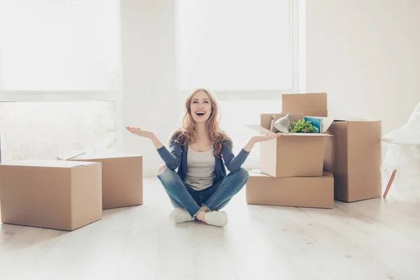 Mulher ilimitadamente feliz por causa de mover nova casa de seu sonho — Fotografia de Stock