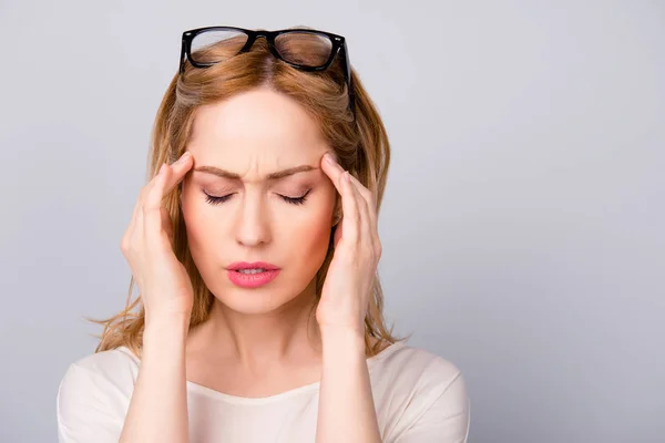 Zakenvrouw moe op het werk lijden aan hoofdpijn — Stockfoto