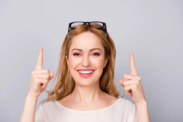 Attraktiva glad affärskvinna som pekar uppåt — Stockfoto