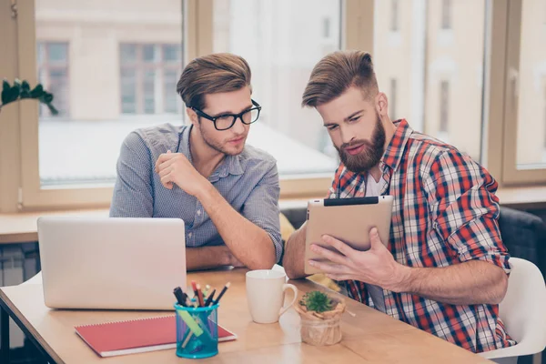 Uomini d'affari che lavorano insieme con laptop e tablet in offic — Foto Stock