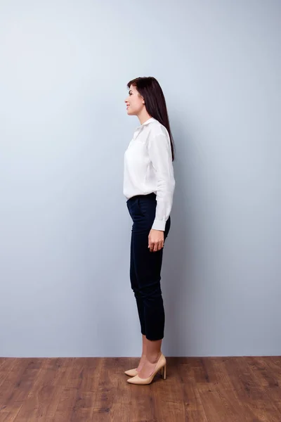 Foto completa da visão lateral da jovem empresária confiante — Fotografia de Stock