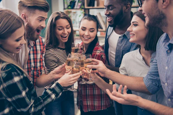 Les jeunes managers fêtent ça. Santé à la grande fin de Progec — Photo