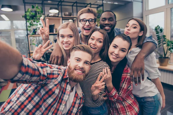 Grupo de felizes alegres melhores amigos fazendo selfie — Fotografia de Stock