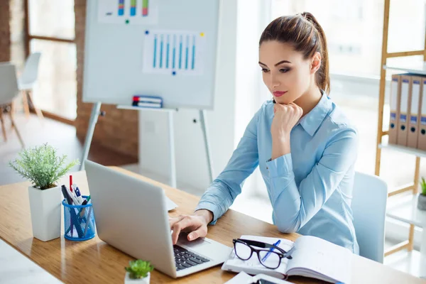 Junge hübsche Geschäftsfrau sitzt am Tisch in ihrem Büro ein — Stockfoto