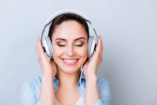 Retrato de mulher bonita relaxada ouvindo música em fone de ouvido — Fotografia de Stock