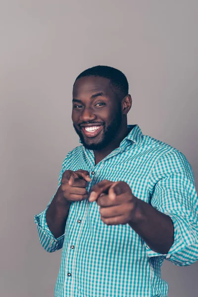 Retrato de feliz animado homem barbudo afroamericano apontando — Fotografia de Stock