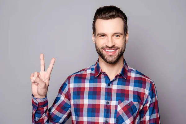 Portrait horizontal d'un jeune homme barbu montrant à nouveau un signe en V — Photo