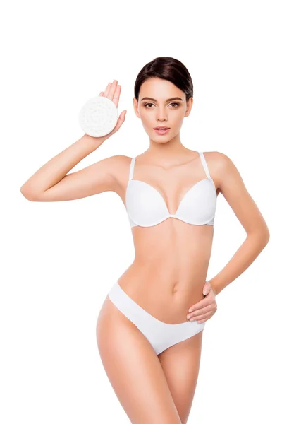 Giovane bella donna in biancheria intima bianca tenendo spugna peeling — Foto Stock