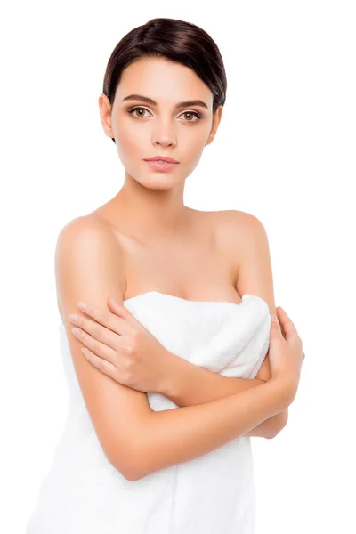 Jonge mooie schattig meisje permanent in handdoek overschrijding van handen — Stockfoto