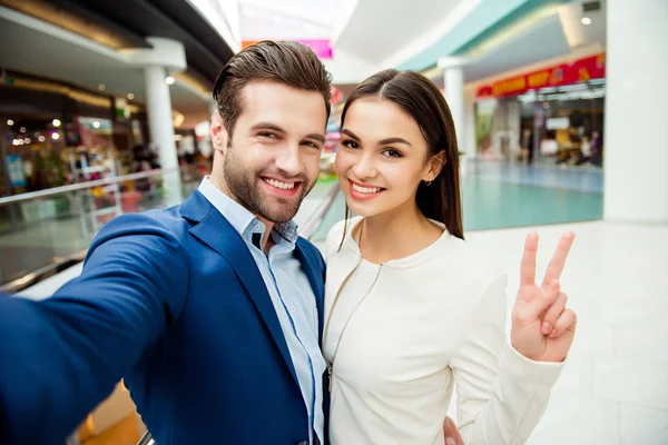 Feliz linda jovem com seu namorado bonito em terno tog — Fotografia de Stock