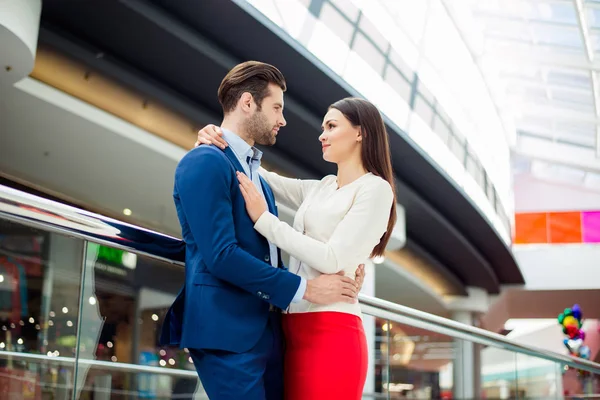 Atraente casal elegante no amor abraçando uns aos outros — Fotografia de Stock