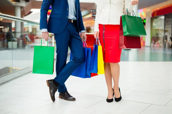 Vertrouwen stijlvolle klanten met pakketten na het winkelen — Stockfoto