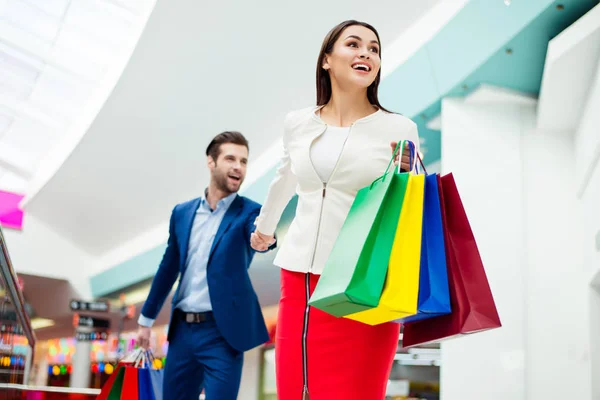 Schiet sneller! Het tijd en plezier winkelen. Knappe vrolijke suc — Stockfoto