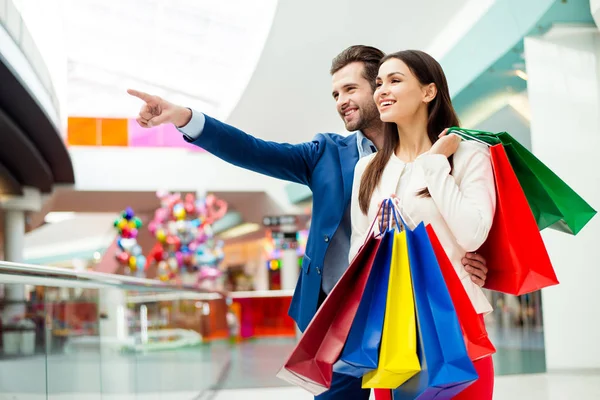 É hora de fazer compras e diversão. alegre bem sucedido feliz jovem lo — Fotografia de Stock