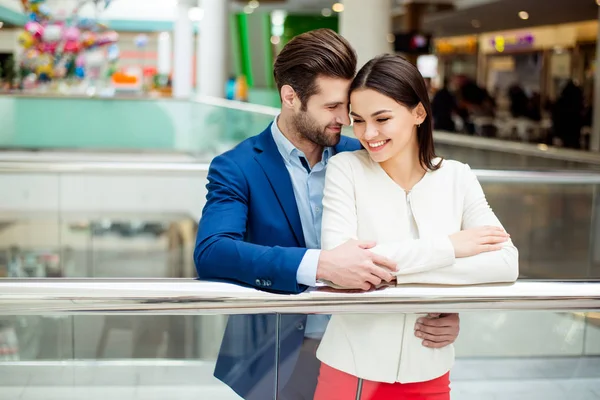 Está na hora da diversão. Bonito alegre bem sucedido casal encantador feliz — Fotografia de Stock