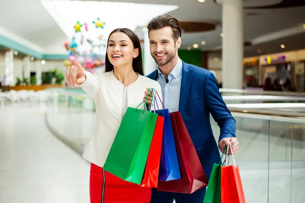 É hora de fazer compras com vendas e diversão. Sucesso alegre bonito — Fotografia de Stock