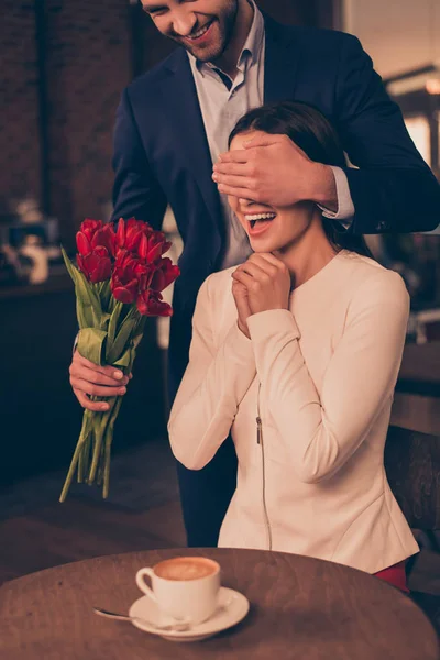 Un uomo che fa una sorpresa per la sua ragazza in un caffè — Foto Stock