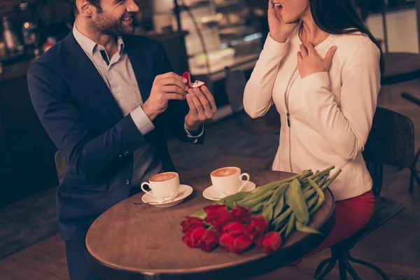 Ein Mann macht in einem Café einen Heiratsantrag — Stockfoto