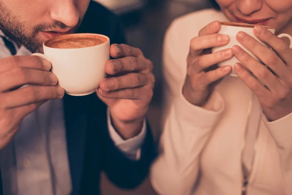 コーヒーを飲みながらカフェに座っている素敵なロマンチックなカップル — ストック写真