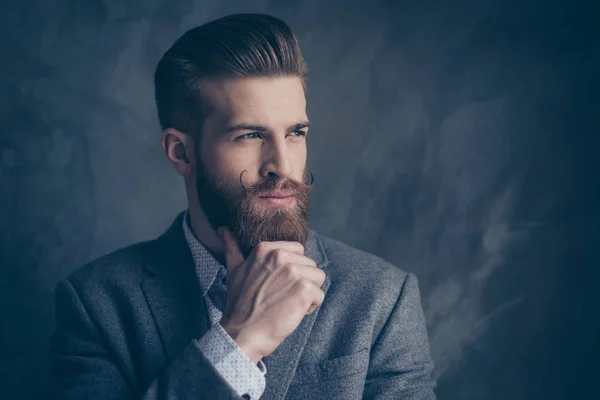 Portret van knappe stijlvolle jonge man met snor, baard en — Stockfoto
