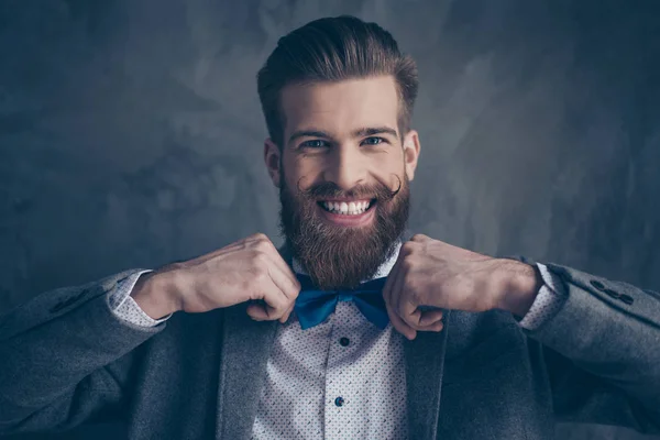 Retrato de jovem hipster elegante com bigode, barba e b — Fotografia de Stock