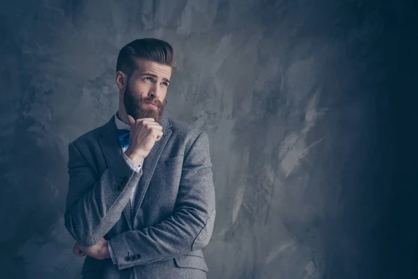 Retrato de hipster elegante joven divertido con bigote rojo, b — Foto de Stock