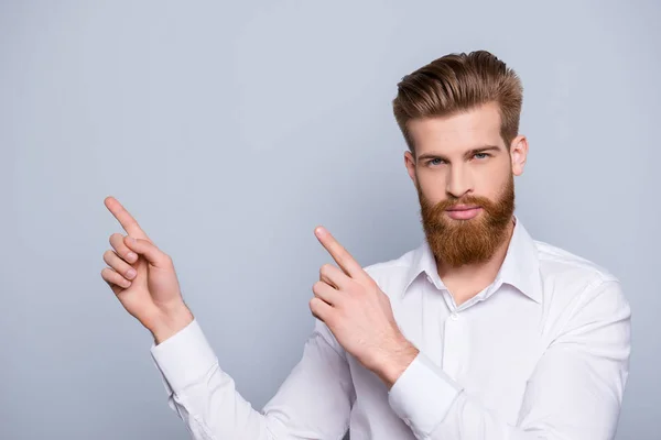 Портрет уверенного в себе бородатого человека, указывающего пальцами — стоковое фото