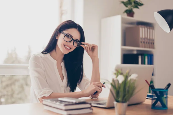 Retrato de jovem muito inteligente sorrindo mulher em óculos de trabalho — Fotografia de Stock