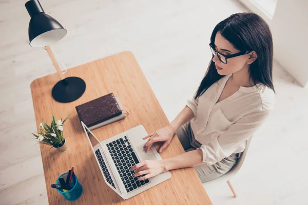 Vue du dessus de jolie jeune femme d'affaires concentrée dans des lunettes w — Photo