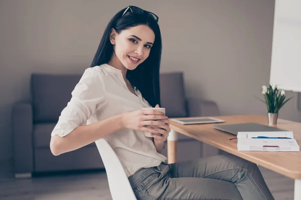 Porträt einer jungen lächelnden, glücklichen Geschäftsfrau, die Tee trinkt und — Stockfoto