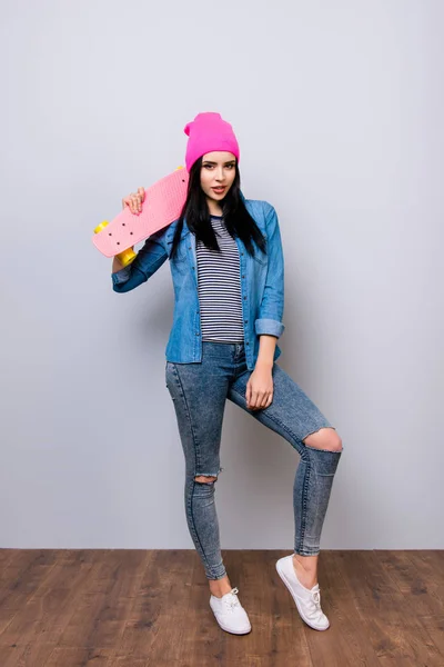 Retrato de comprimento total de jovem mulher sorridente em jeans e rosa ha — Fotografia de Stock