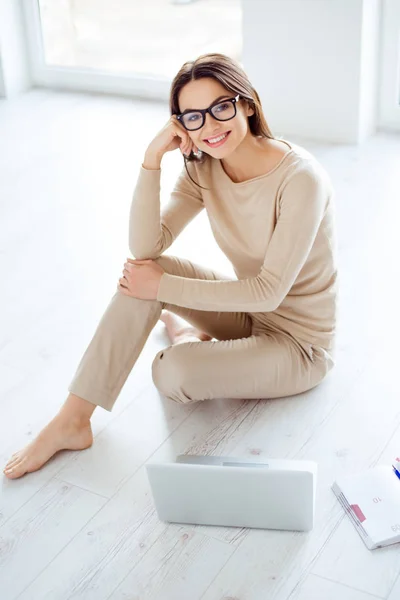 Concepto independiente. Joven mujer de éxito en gafas de trabajo en — Foto de Stock