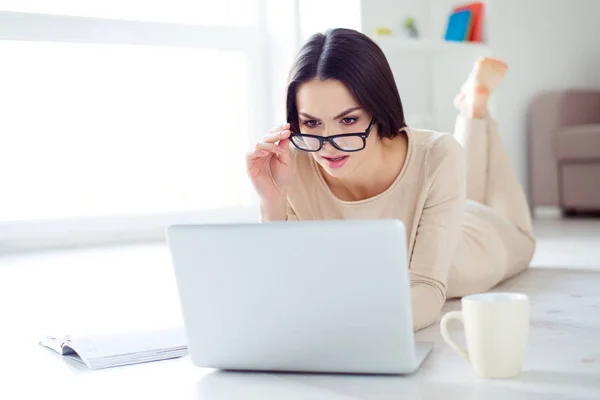 Freelance concept. Young successful woman in glasses at a loss w — Stock Photo, Image