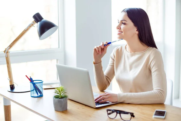 Joven mujer de negocios exitosa sonriente sentada a la mesa con —  Fotos de Stock