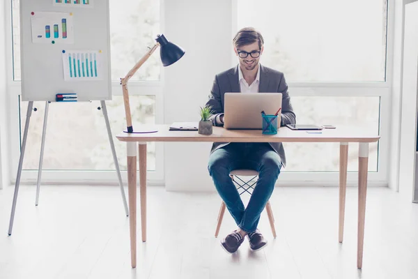 Stående ung stilig affärsman med glasögon sitter på d — Stockfoto