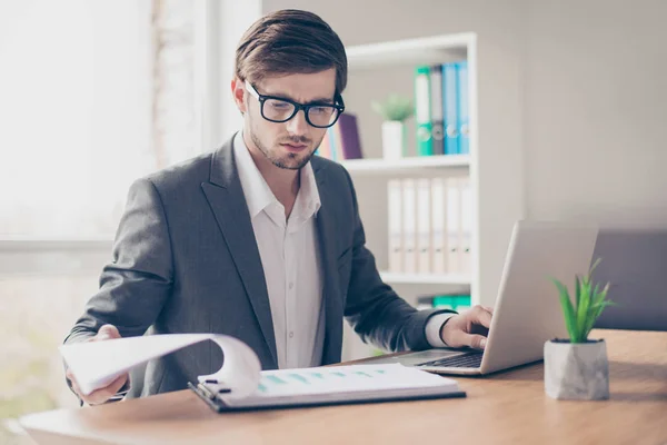 Stående ung stilig affärsman med glasögon sitter vid t — Stockfoto