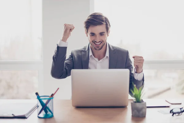 Ma certo! Successo bello giovane in abbigliamento formale raggiungere il go — Foto Stock