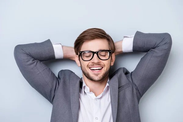 Primer plano retrato de relajante joven guapo con cerdas un —  Fotos de Stock