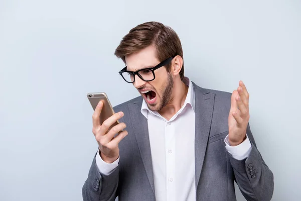 Uomo arrabbiato che indossa abiti formali in rabbia urlando nello smartp — Foto Stock