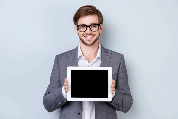 Jovem feliz em desgaste formal com sorriso detém tablet digital a — Fotografia de Stock